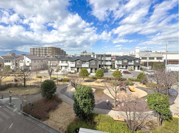 清涼感のある水盤と気持ちの良い芝生が広がる中庭