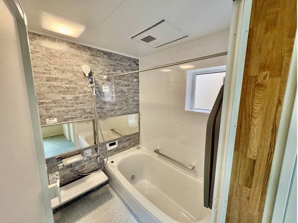 お風呂には浴室乾燥機が付いております！