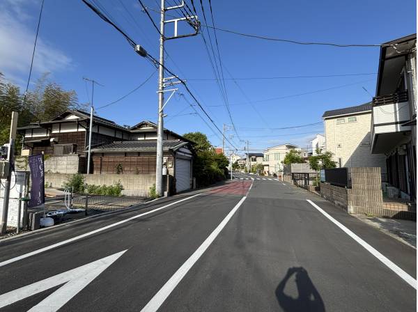 前面道路約８ｍと市内でもそう多くない広々とした道路
