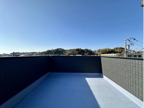 ルーフバルコニーから江ノ島を望みますので、花火大会は特等席です