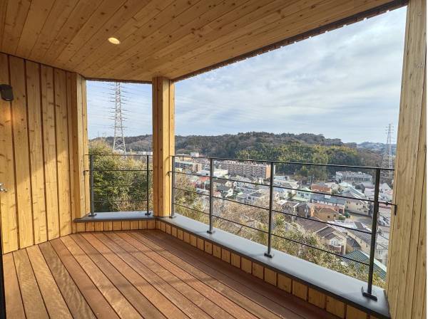 まるでウッドデッキの様なバルコニー。水道、照明がございます。
