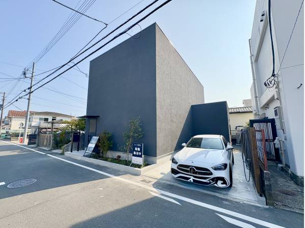 外観はボックス型の重厚感感じる作り