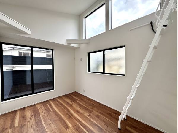 メインベッドルームは天高で開放的