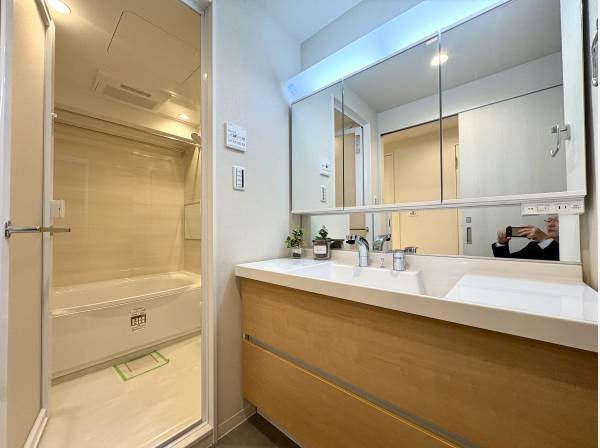 ゆったりサイズの洗面カウンターで朝の支度もスムーズ