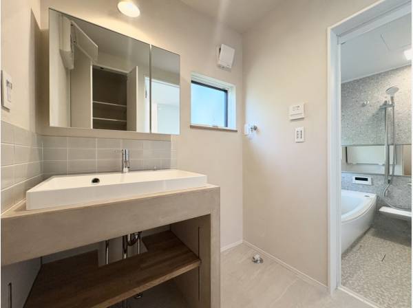 造作の洗面化粧台