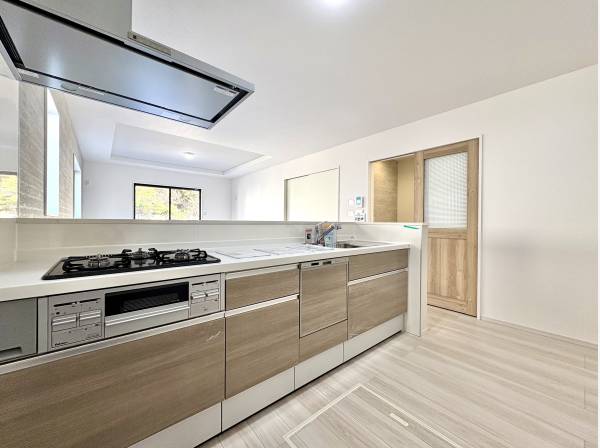 対面式システムキッチンは食洗機と浄水器付き