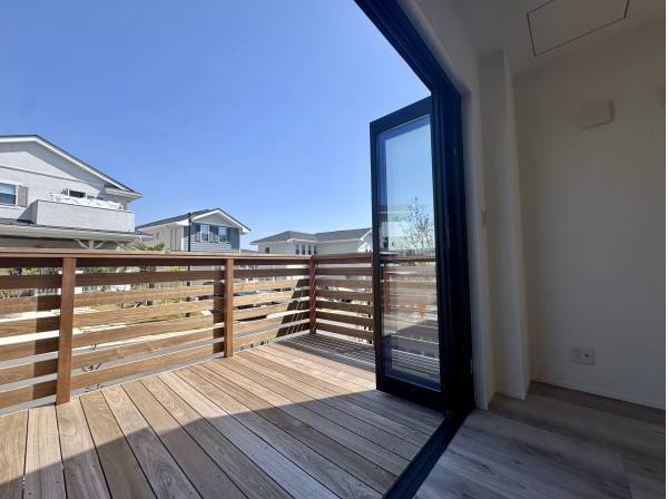 リビングから繋がるウッドデッキ