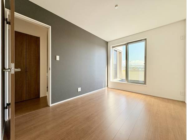 アクセントクロスが印象的な洋室