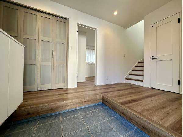 玄関を入ると開放感溢れる空間が広がります