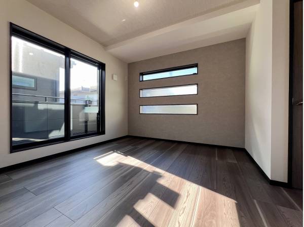 ポカポカと光溢れる約8帖の洋室にはWICを完備