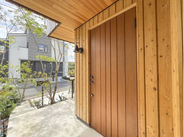 外装はすべて板張り。この玄関ドアも木材メインでとても厚みがあります。