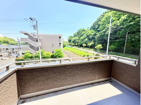 開放感あふれる広々バルコニー　緑を眺めながら休日はキャンプ気分