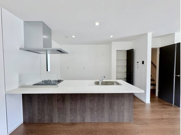 対面式のシステムキッチン。パントリーも完備