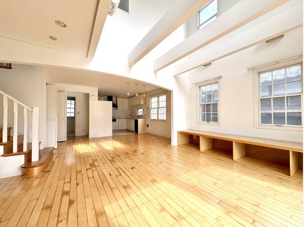 吹き抜け空間のリビング