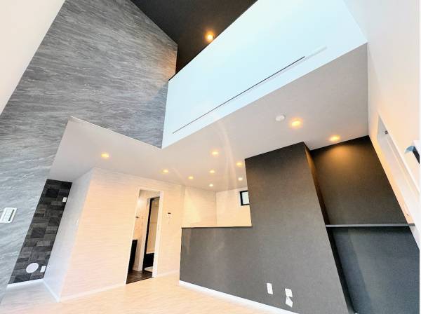 吹き抜けで縦の広がりも感じられるLDK