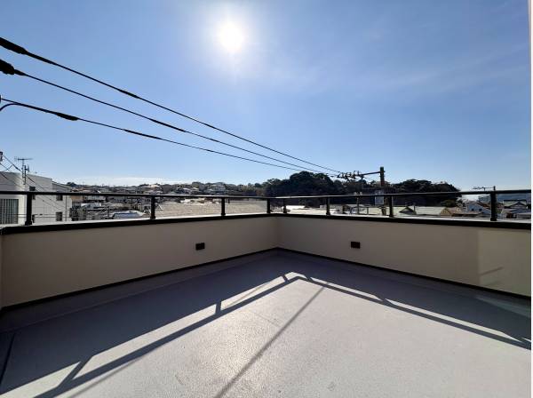 大型ルーフバルコニーはお庭がわりに利用できます。