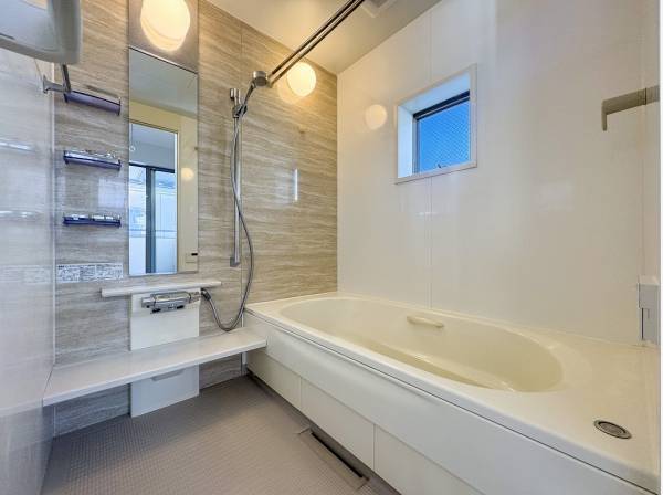 統一感と温もりを感じる木目調クロスのバスルーム