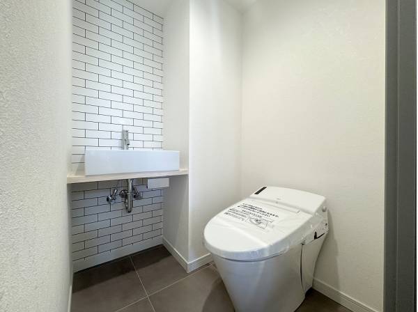 柔らかな白タイルにコンパクトシンクが付いた拘りのサニタリー