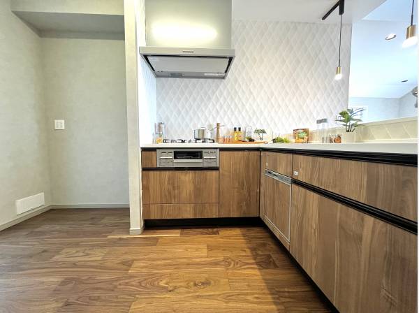 L型の対面式キッチンはスペースも広く収納力もございます。
