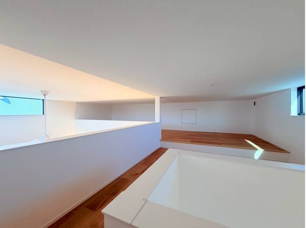 2階LDKから階段を上がると広々とした小屋裏収納スペースへ！