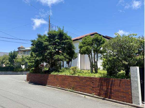 緑豊かな植栽とレンガ調の塀が美しい趣のある邸宅です！