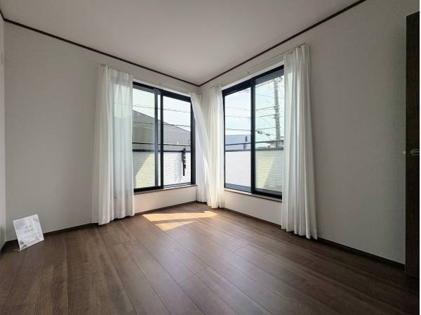 約6帖の洋室には大きな窓2つ、バルコニーに出ることができます