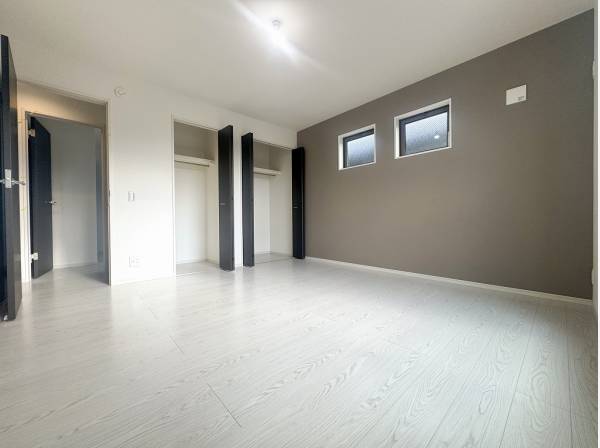 二面採光で明るい約8帖のゆったりとした洋室