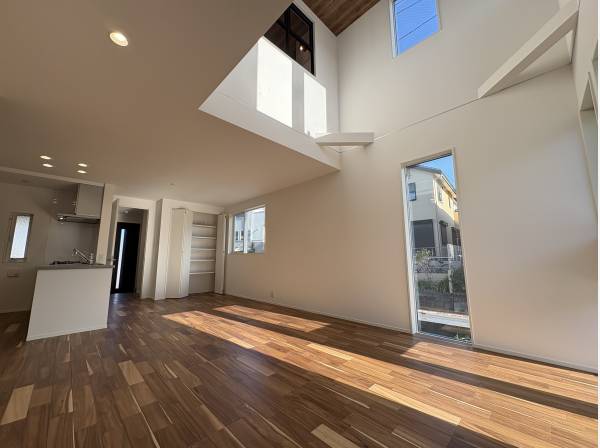 吹き抜けのある開放的なリビング