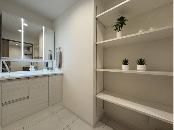 棚も設けられ洗濯やお風呂の時に嬉しい機能