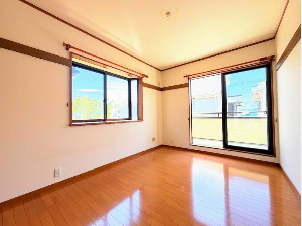 南向きのバルコニーから日が当たる、明るい居室です