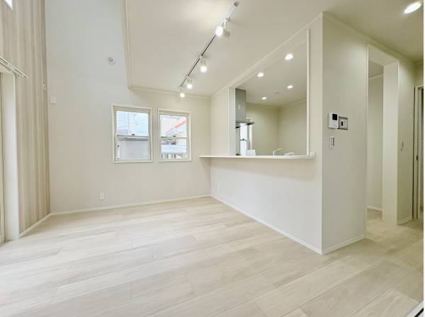 LDKは約12帖。白を基調としたデザイン