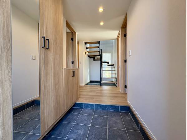 玄関も収納たっぷりです。