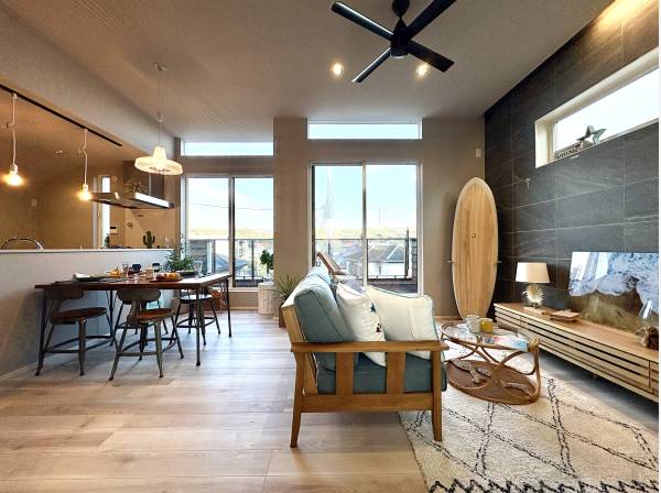 天井高で開放的なリビング