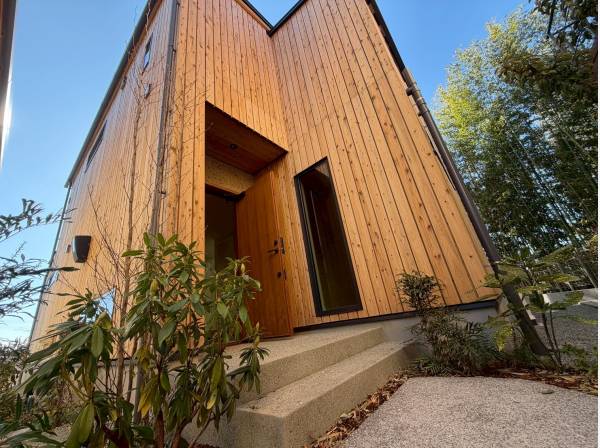 木の温もりを感じる鎌倉らしい装いの邸宅