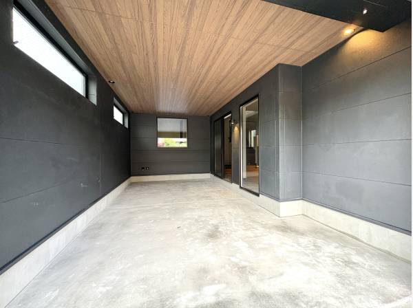 同建築会社施工例のガレージです。