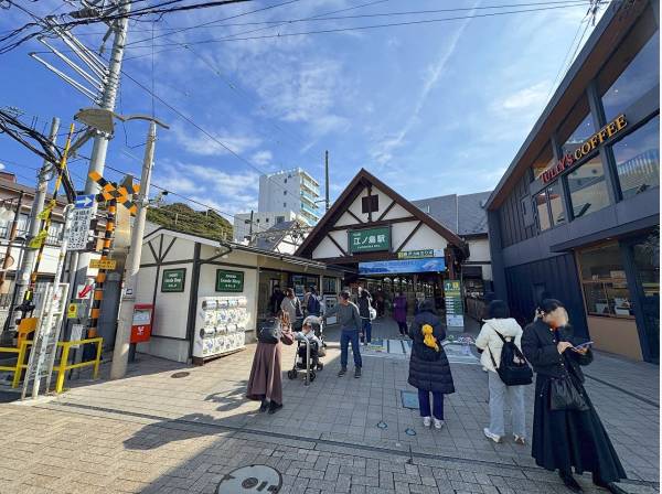 徒歩4分。江ノ電江の島駅は観光地の駅らしい可愛いフォルムです。