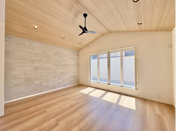 天井も高く、採光も取れたリビング。開放感もございます