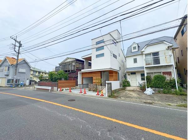 目を引く外観。この道を2分歩くと駅、4分歩くと海岸です。