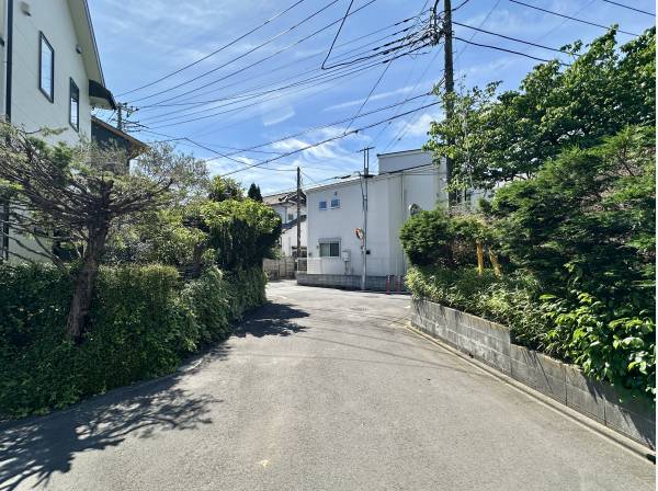 前面道路　幅員約5.5mと広々/お車の駐車も楽々出来ます