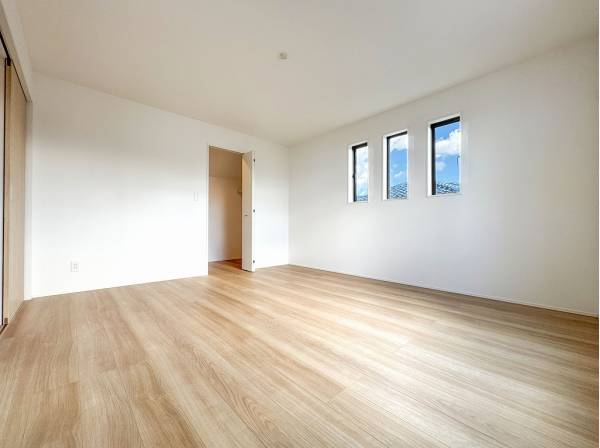 約9帖の広い主寝室にはL字型バルコニーが寄り添います