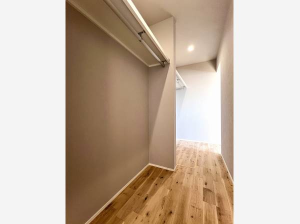 奥行きのあるウォークインクローゼットが完備されています