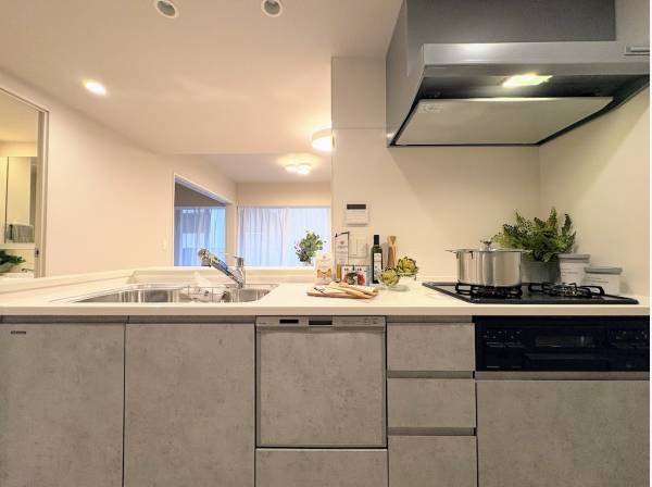 部屋全体を見渡せる対面式システムキッチン