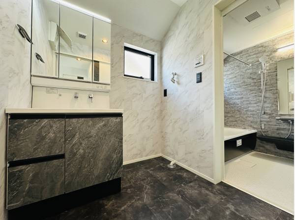 サニタリールームとバスルーム