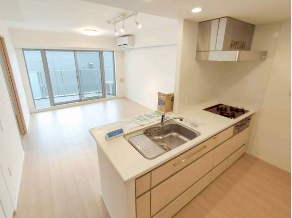 たっぷりしまえるキッチンカウンター パントリーや食器棚も完備