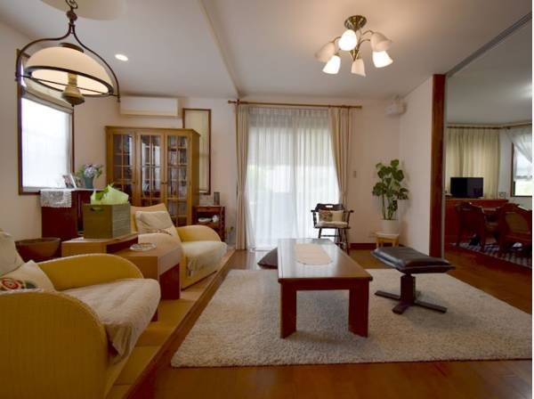 約25帖のLDKは沢山の窓に囲まれた明るい空間