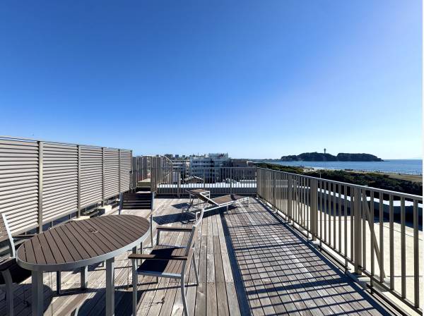 ブラインドフェンスが設けられており視線が入らないテラス