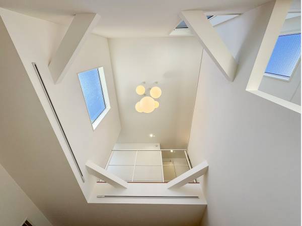 空へと伸びる吹き抜け天井がとても開放的ですね