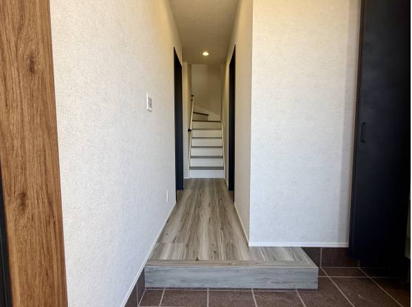 木の温もりを感じる玄関ホール！帰宅したご家族を優しく出迎えます