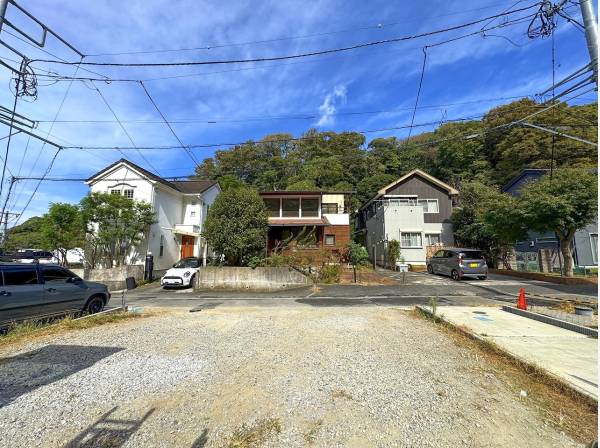 窓をたくさん設けて明るい住空間が実現できるのでは？（敷地奥から道路へ）