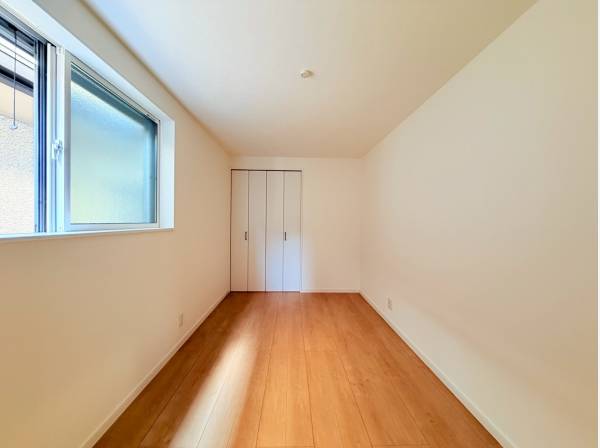 各居室にはクローゼット収納を備えております